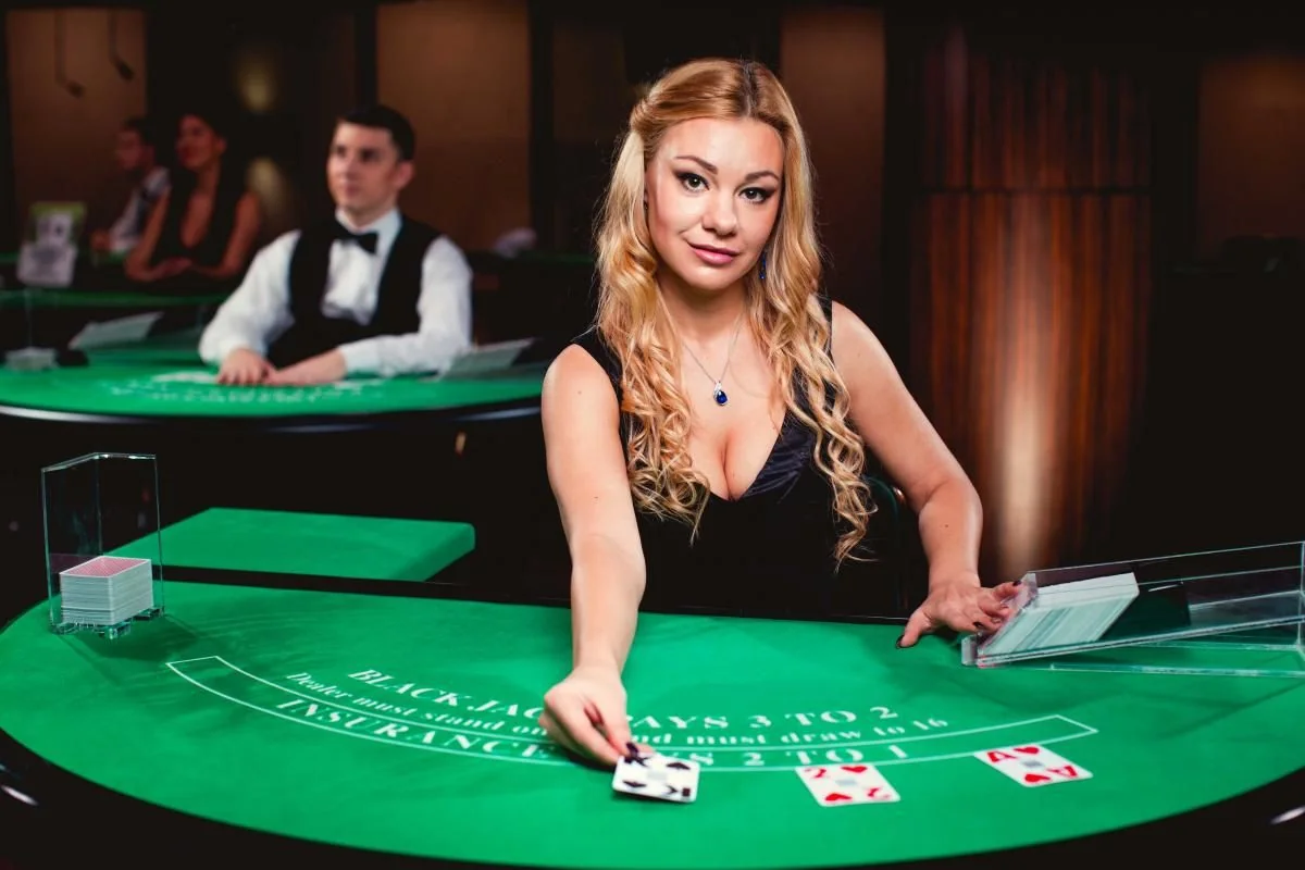 Suasana meja dealer untuk permainan kasino live SLOT39